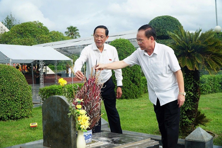 Phó Chủ tịch Quốc hội Trần Quang Phương và đồng chí Mùa A Sơn, Phó Bí thư Thường trực Tỉnh ủy Điện Biên dâng hương trên từng phần mộ liệt sĩ tại Nghĩa trang Liệt sĩ A1, Điện Biên. img-6655.jpg