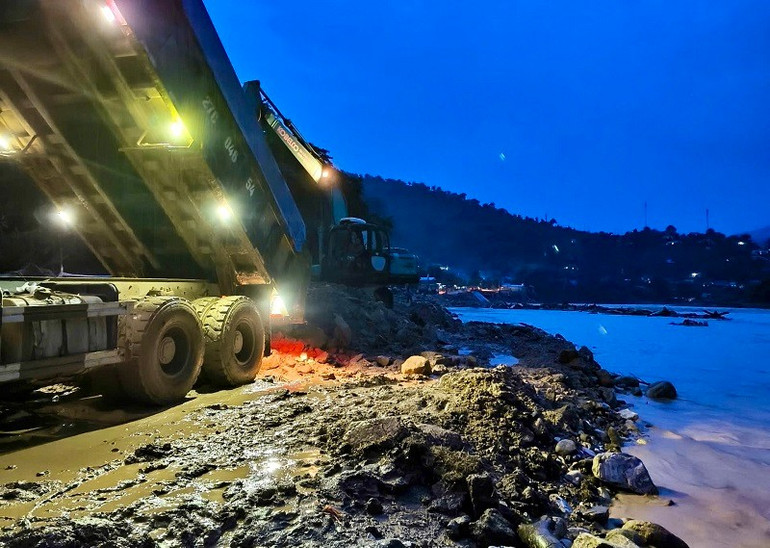 Nền đường bị lũ quét cuốn trôi hoàn toàn nên việc khắc phục thiệt hại trên tuyến quốc lộ 12 đoạn qua bản Pá Vạt-Mường Luân (tỉnh Điện Biên) hiện còn nhiều khó khăn. img-7565.jpg