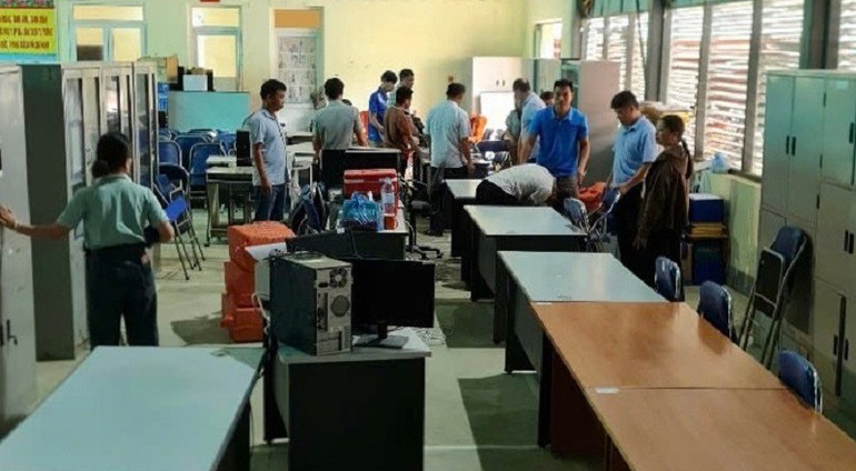 Cán bộ, công chức xã Mường Lạn (mới) khẩn trương sắp xếp phòng làm việc, chuẩn bị cơ sở vật chất để xã mới sẵn sàng đi vào hoạt động từ ngày 1/7. img-6043.jpg