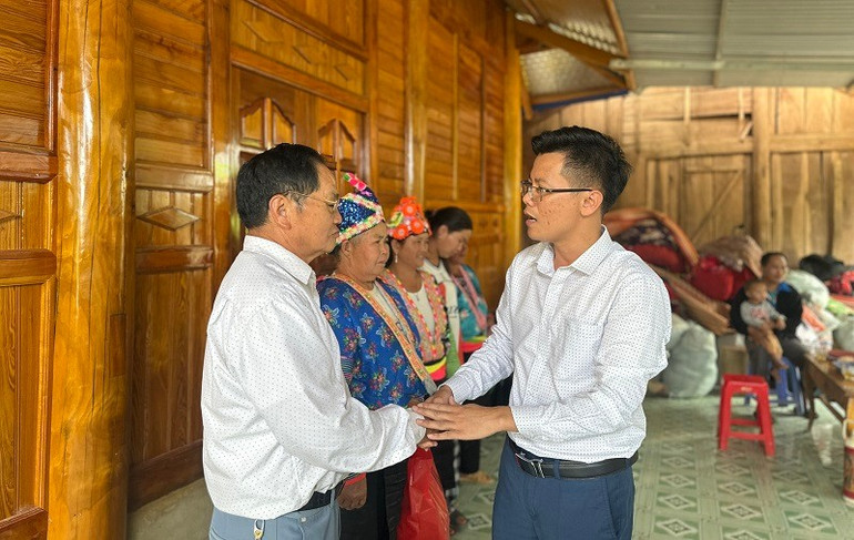 Đồng chí Nguyễn Văn Tăng, Bí thư Đảng ủy xã Tìa Dình là một trong số các đồng chí lãnh đạo cấp huyện được điều động về cấp xã khi thực hiện chính quyền địa phương hai cấp. e845b634a036c355fe0cb4b6b3362b0f.jpg