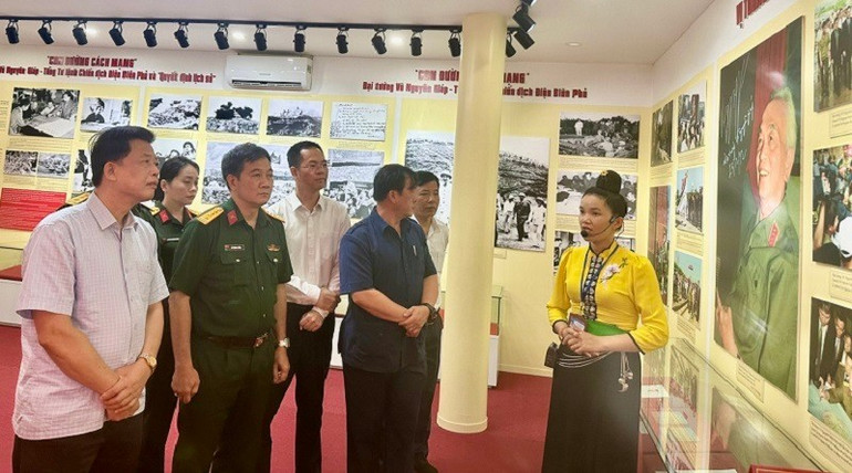 Đại biểu tham quan các số báo được trưng bày tại Triển lãm. 1ith33881-3kblld.jpg