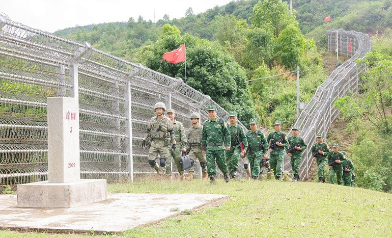 Bộ đội Biên phòng hai bên phối hợp tuần tra đoạn tuyến biên giới Việt Nam-Trung Quốc do hai bên quản lý.