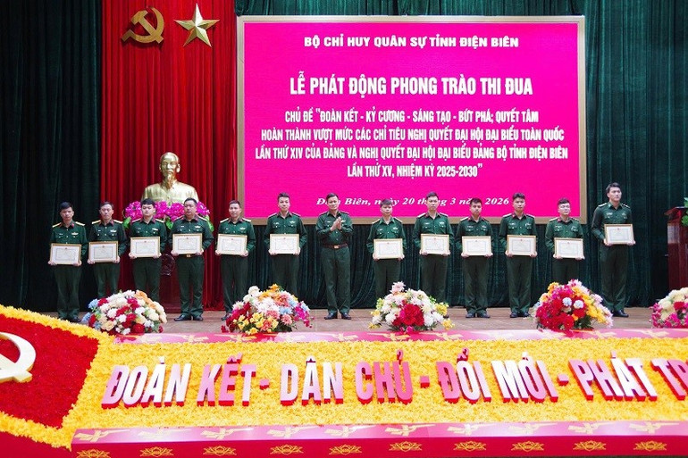 Đại diện lãnh đạo Ban Chỉ huy Bộ đội Biên phòng (thuộc Bộ Chỉ huy quân sự tỉnh Điện Biên) trao thưởng các tập thể, cá nhân có thành tích trong đợt thi đua cao điểm “Mừng Đảng, mừng Xuân, quyết tâm giành 4 nhất”.