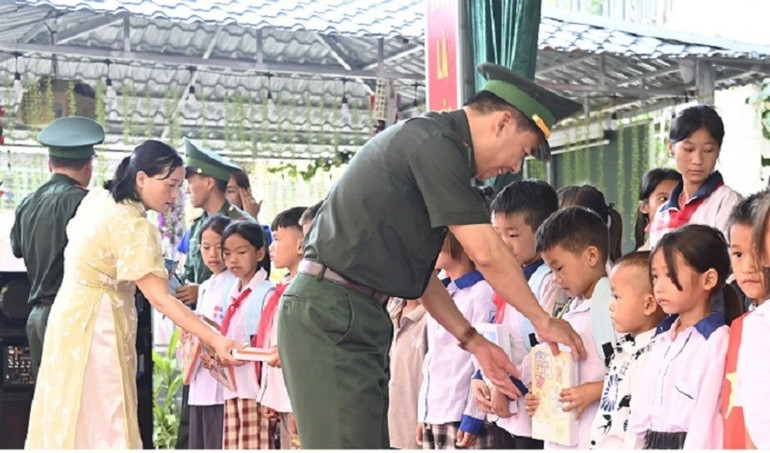 Đại tá Lê Đức Nghĩa, Phó Chính ủy Ban Chỉ huy Bộ đội Biên phòng tỉnh Điện Biên trao quà tặng học sinh hoàn cảnh khó khăn Trường phổ thông dân tộc bán trú tiểu học và trung học cơ sở Nậm Nhừ. img-8507-1.jpg