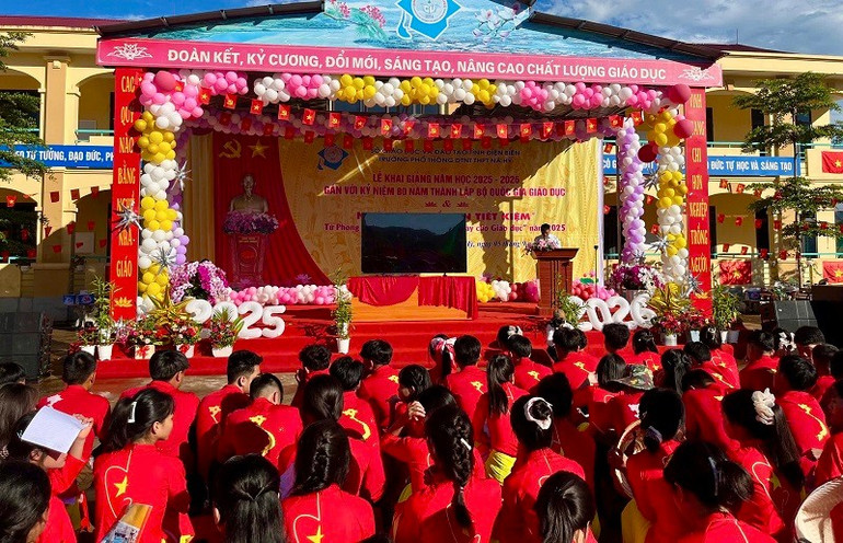 Thầy, trò Trường phổ thông dân tộc nội trú -trung học phổ thông Nậm Pồ trong Lễ khai giảng năm học mới. img-8489.jpg