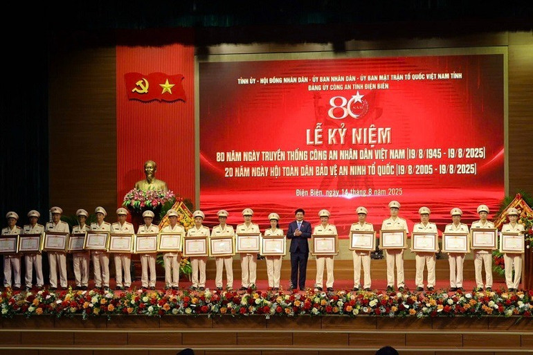 Chủ tịch Ủy ban nhân dân tỉnh Điện Biên Lê Thành Đô trao Bằng khen của Thủ tướng Chính phủ tặng 22 cá nhân là cán bộ, lãnh đạo Công an tỉnh Điện Biên có nhiều thành tích xuất sắc trong công tác. 1j2jaufrv-3kblld.jpg