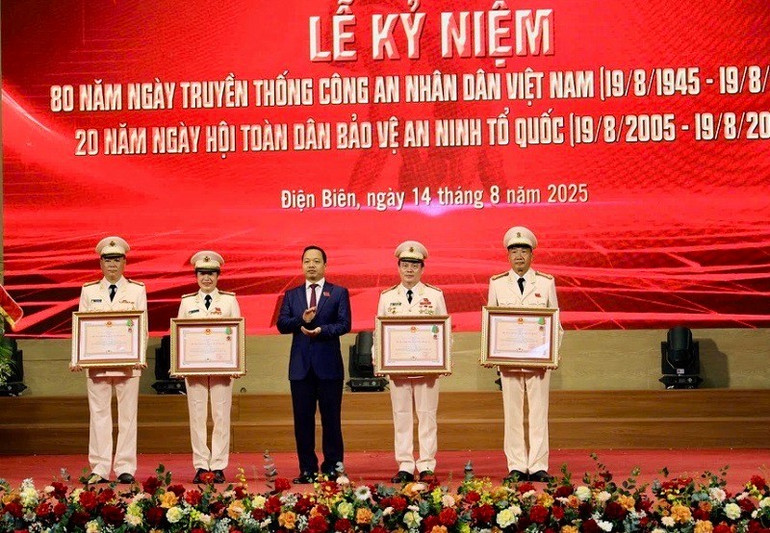 Phó Bí thư Tỉnh ủy Điện Biên Trần Tiến Dũng, trao Huân chương Bảo vệ Tổ quốc hạng Ba của Chủ tịch nước cho 4 cá nhân là lãnh đạo Công an tỉnh Điện Biên. 1j2jauesk-3kblld.jpg