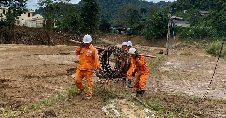 Việc vận chuyển thiết bị, phương tiện khắc phục sự cố điện chủ yếu bằng sức người do chính công nhân Công ty Điện lực Điện Biên thực hiện. img-7364.jpg