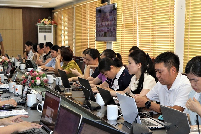 Cán bộ, công chức Trung tâm dịch vụ hành chính công tỉnh Điện Biên dự tập huấn tại đầu cầu trung tâm tỉnh Điện Biên. img-6408.jpg