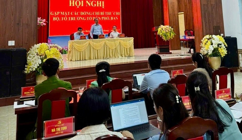 Đồng chí Nguyễn Quang Hưng, Bí thư Đảng ủy Phường Điện Biên Phủ thông tin về tình hình hoạt động chung của Phường Điện Biên Phủ sau hơn 2 tuần vận hành theo mô hình chính quyền địa phương 2 cấp đến Bí thư, Tổ trưởng các tổ dân phố, bản trên địa bàn. img-6412.jpg