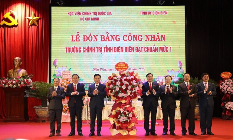 Các đồng chí lãnh đạo Tỉnh ủy, Ủy ban nhân dân tỉnh Điện Biên tặng hoa chúc mừng Trường Chính trị tỉnh Điện Biên. 5i4a3024.jpg
