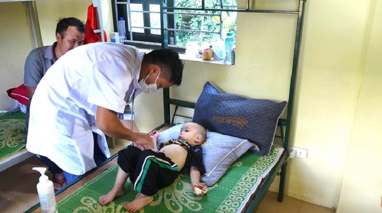 Doctors examine children with dysentery being monitored and treated in Nam Ke commune, Dien Bien province. img-9992.jpg