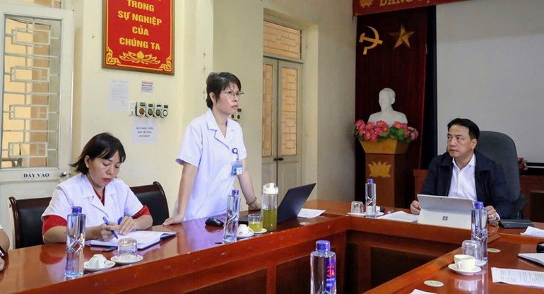 Leaders of Muong Lay Ward Medical Center reported to the Department of Health delegation on disease prevention and control in the area. img-9989.jpg