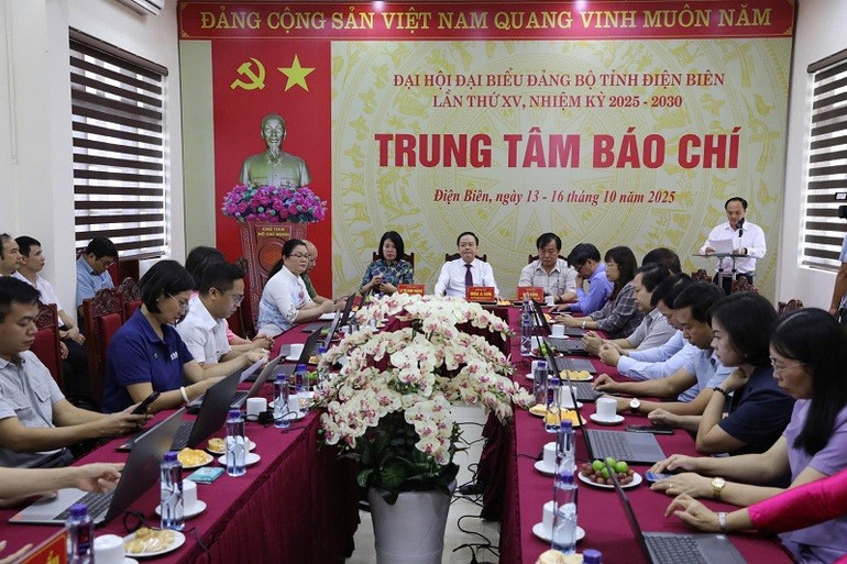 Đại diện cán bộ, phóng viên các cơ quan báo chí Trung ương và các cơ quan có ấn phẩm báo chí tại Điện Biên dự khai trương Trung tâm Báo chí. img-9481.jpg