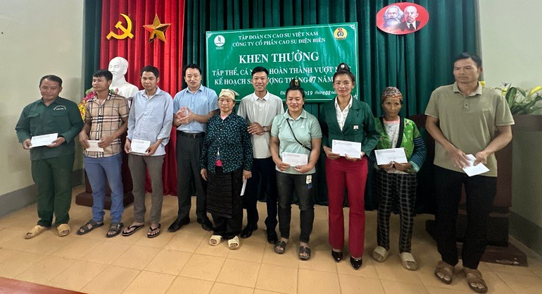 Đồng chí Nguyễn Văn Anh, Phó Chánh văn phòng Công ty Cổ phần Cao-su Điện Biên trao thưởng các cá nhân là công nhân các đội Mường Pồn, Hua Thanh đạt thành tích xuất sắc trong sản xuất. img-7910.jpg