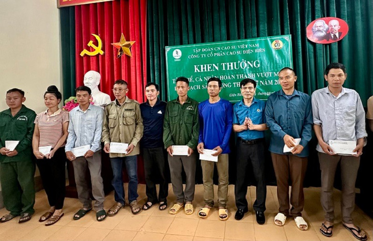 Đồng chí Hoàng Xuân Lợi, trao thưởng cho các cá nhân là công nhân đội Mường Pồn, Thanh Nưa. img-7900.jpg