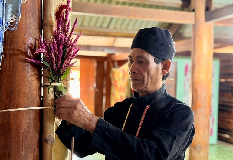 Мастер Ху Ван Тхит — человек, которому народность конг из деревни Нам Ке доверяет проведение цветочных ритуалов и подношений, а также руководство поклонением предкам и богам во время цветочного фестиваля «Петушиные гребни». 277d5976ea149ad6948008e4d91f886c.jpg