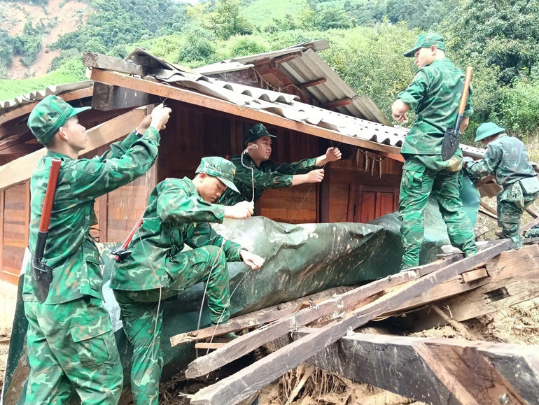 Chiến sĩ Bộ đội Biên phòng tỉnh Điện Biên giúp các gia đình ở tâm lũ xã Xa Dung khắc phục hư hỏng nhà ở. img-7379-1.jpg