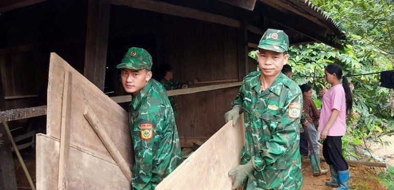 Chiến sĩ biên phòng giúp nhân dân vùng lũ di chuyển nhà cửa đến nơi an toàn. img-7544.jpg