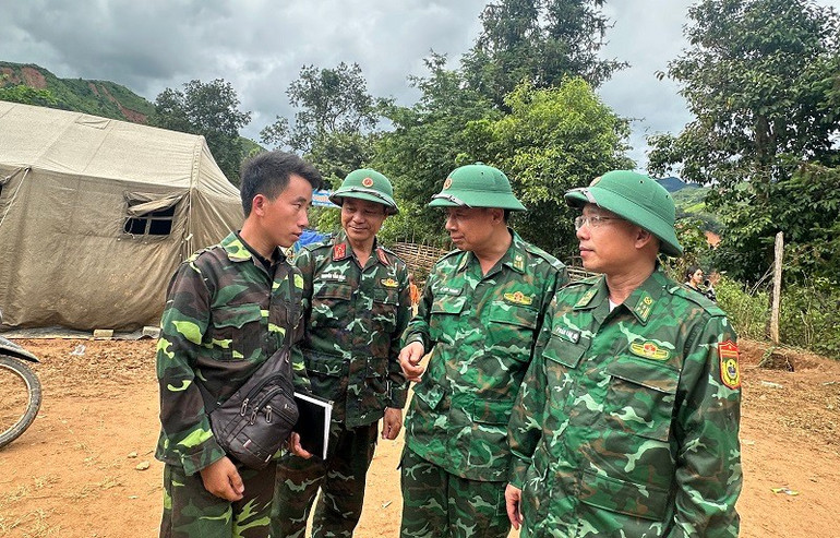 Đại tá Phan Văn Hóa (người đầu bên phải) thăm, động viên Trưởng bản Háng Pù Xi, xã Xa Dung cần tích cực tuyên truyền, động viên bà con nhân dân cùng bộ đội khắc phục hậu quả lũ quét. img-7482.jpg