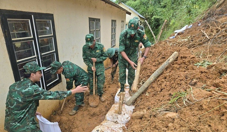 Chiến sĩ Biên phòng Điện Biên thu gọn bùn đất sau điểm trường mầm non Chua Ta A, B. img-7539.jpg