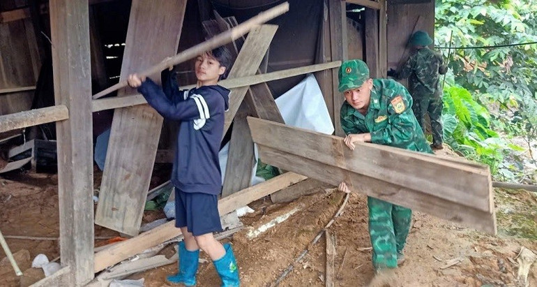...cùng nhân dân tháo dỡ nhà cửa để di chuyển đến nơi an toàn. img-7542.jpg