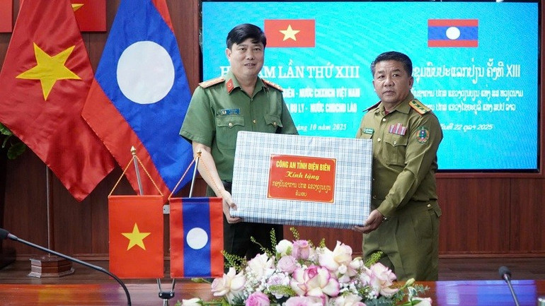 Đại tá Vũ Văn Đấu (trái ảnh), Giám đốc Công an tỉnh Điện Biên trao quà tặng các đoàn công an ba tỉnh Bắc Lào. dai-ta-vu-van-dau-giam-doc-cong-an-tinh-dien-bien-tang-may-vi-tinh-cho-cong-an-tinh-xay-nha-bu-ly.jpg
