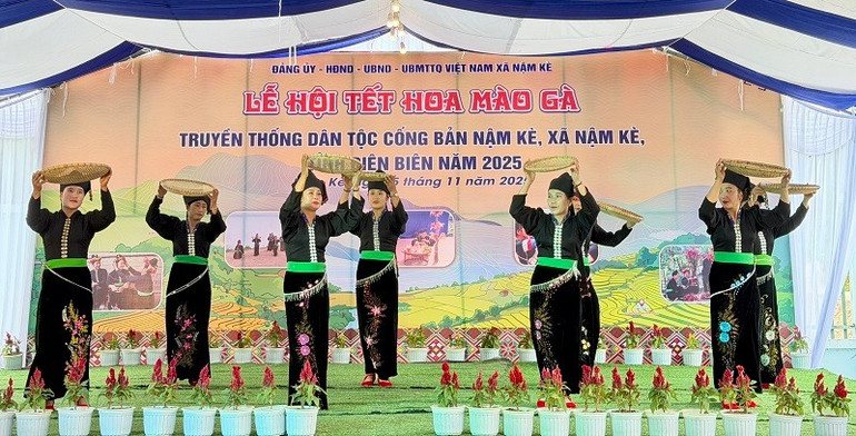 Народность конг в деревне Нам Ке участвует в веселье на фестивале целозии, проводимом этой этнической группой. 7592c01bca4ecaf8d00066d4974c1032.jpg