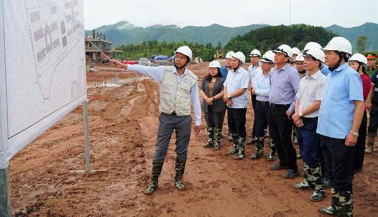 Đại diện lãnh đạo Ban Quản lý dự án và Phát triển quỹ đất khu vực 5 báo cáo đồng chí Lê Thành Đô và đoàn công tác kiểm tra tiến độ thi công từng hạng mục thuộc công trình Trường liên cấp Si Pa Phìn. img-9408-1.jpg