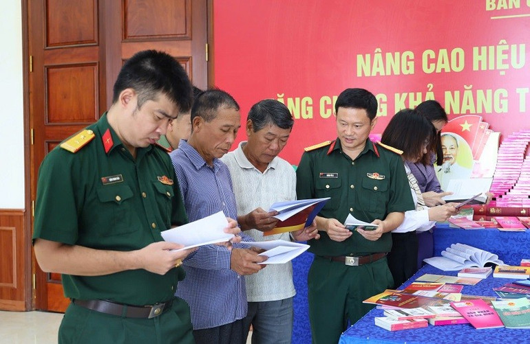 Các tuyên truyền viên Bộ Chỉ huy quân sự tỉnh và nhân dân xã Mường Ảng trao đổi kinh nghiệm tuyên truyền, phổ biến pháp luật đến cán bộ, chiến sĩ và nhân dân trên địa bàn tỉnh Điện Biên. img-9407.jpg