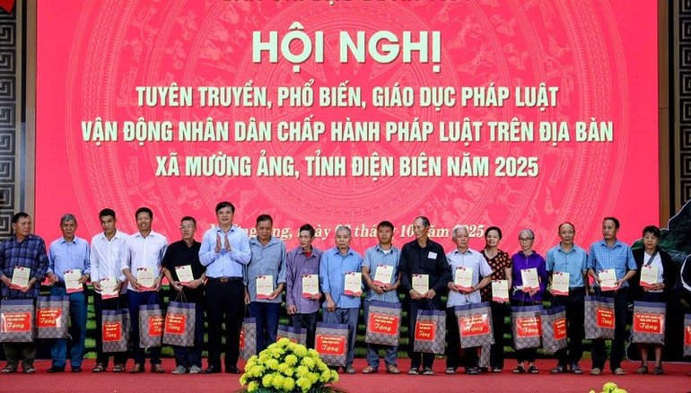 Đồng chí Lò Văn Cương, Phó Chủ tịch Ủy ban nhân dân tỉnh Điện Biên trao quà tặng người có uy tín, gia đình chính sách tại xã Mường Ảng, tỉnh Điện Biên. img-9403.jpg
