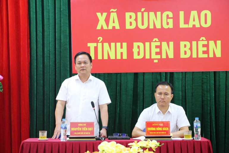Đồng chí Nguyễn Tiến Đạt, Giám đốc Sở Nội vụ tỉnh Điện Biên chủ trì làm việc, nắm thực trạng hoạt động của đội ngũ cán bộ, công chức, viên chức tại xã Búng Lao. 1j7ges7av-527oos.jpg