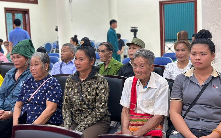 Đại diện các gia đình chính sách, hộ nghèo tại xã Mường Phăng dự buổi trao quà của Tổng cục Hậu cần-Kỹ thuật Bộ Quốc phòng. a5d6263fd2edcb611366a8fb693eb47e.jpg