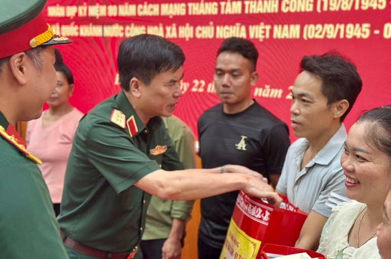 Trung tướng Đỗ Văn Thiện, Chính ủy Tổng cục Hậu cần-Kỹ thuật trao từng phần quà đến các gia đình chính sách xã Mường Phăng. 8501970f37a64a3bd93a96e410bb5bc6.jpg