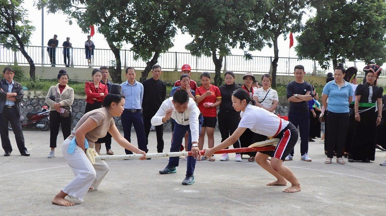 Thi đẩy gậy cũng là nội dung thu hút sự theo dõi cổ vũ của đông đảo vận động viên, nhân dân trên địa bàn tỉnh Điện Biên. img-9755.jpg