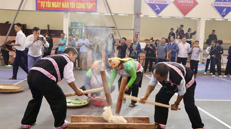 Thi giã bánh dày là một trong tám nội dung tại hội thi thu hút sự tham gia của đông đảo các đoàn, các vận động viên. img-9752.jpg
