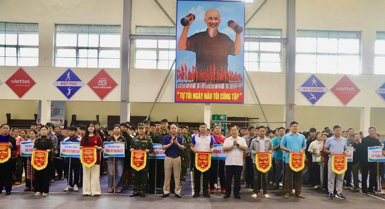 Đồng chí Nguyễn Minh Phú, Giám đốc Sở Văn hóa, Thể thao và Du lịch Điện Biên trao cờ lưu niệm cho các đoàn tham gia hội thi. img-9754.jpg
