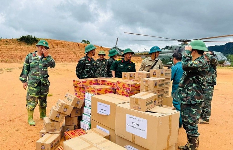 Hàng tiếp nhận tại xã Tìa Dình sẽ được cán bộ, chiến sĩ các đơn vị tiếp tục vận chuyển, cấp đến các gia đình bị thiên tai. img-7308.jpg