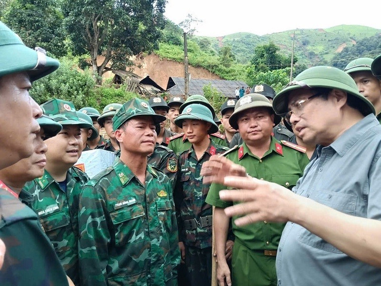 Thủ tướng căn dặn, động viên các lực lượng làm nhiệm vụ giúp nhân đân khắc phục hậu quả lũ quét. img-7333-1.jpg