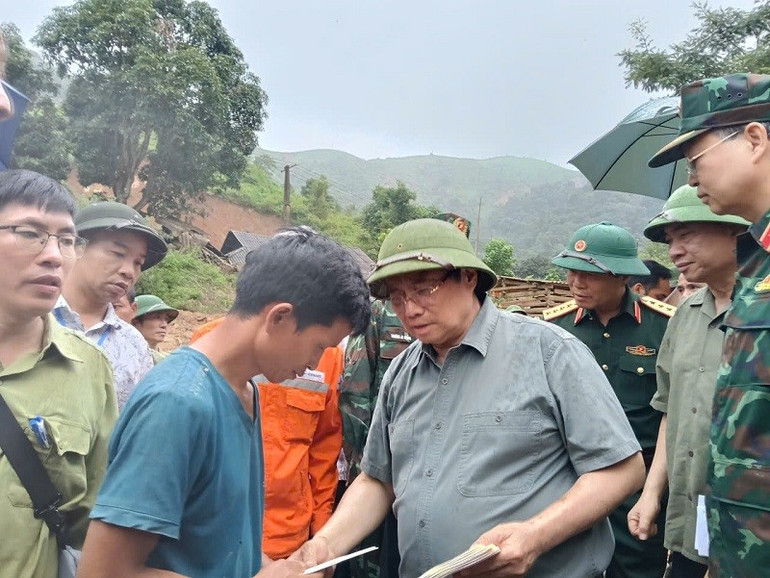 Thủ tướng trao quà, động viên người dân vùng lũ quét. img-7337.jpg