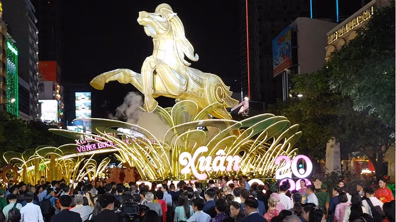 Đông đảo người dân đến tham quan Đường hoa Nguyễn Huệ Tết Bính Ngọ. (Ảnh: Linh Bảo).