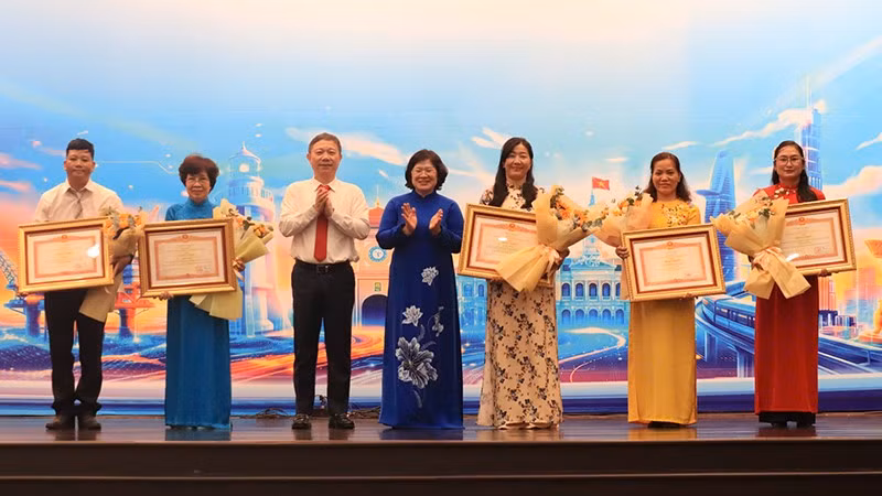 Lãnh đạo Thành ủy Thành phố Hồ Chí Minh trao Bằng khen của Thủ tướng Chính phủ cho các tập thể, cá nhân. (Ảnh: Trinh Trinh)