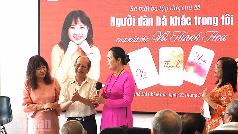 Nhà thơ Vũ Thanh Hoa (bìa trái) giao lưu với các nhà thơ, nhà văn trong chương trình. ndo_bl_dsc01790-copy.jpg