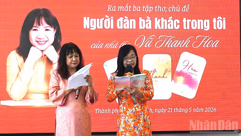 Nhà thơ Vũ Thanh Hoa và nhà thơ Trần Mai Hường trình bày liên khúc thơ tại chương trình. ndo_br_dsc01818-copy.jpg
