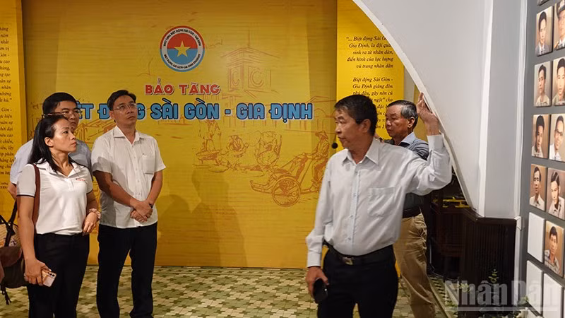 Du khách tham quan Bảo tàng Biệt động Sài Gòn-Gia Định. (Ảnh: Linh Bảo)