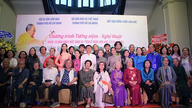 Các đại biểu chụp ảnh lưu niệm tại chương trình. (Ảnh: THÙY TRANG)