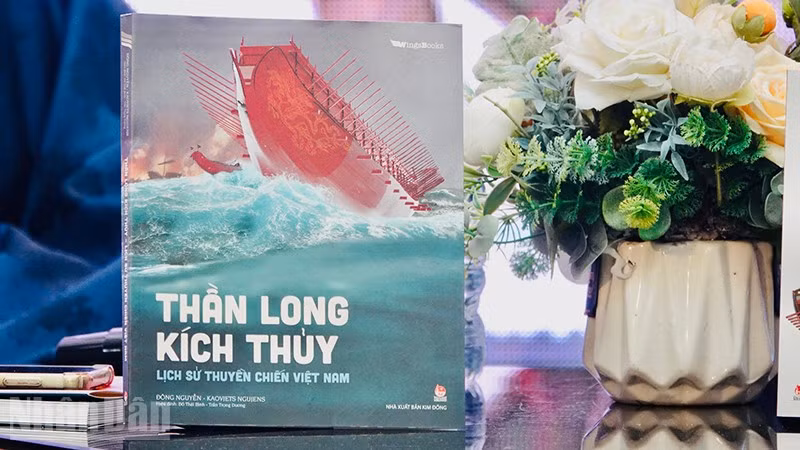 Bìa cuốn sách "Thần long kích thủy - Lịch sử thuyền chiến Việt Nam". (Ảnh: LINH BẢO)