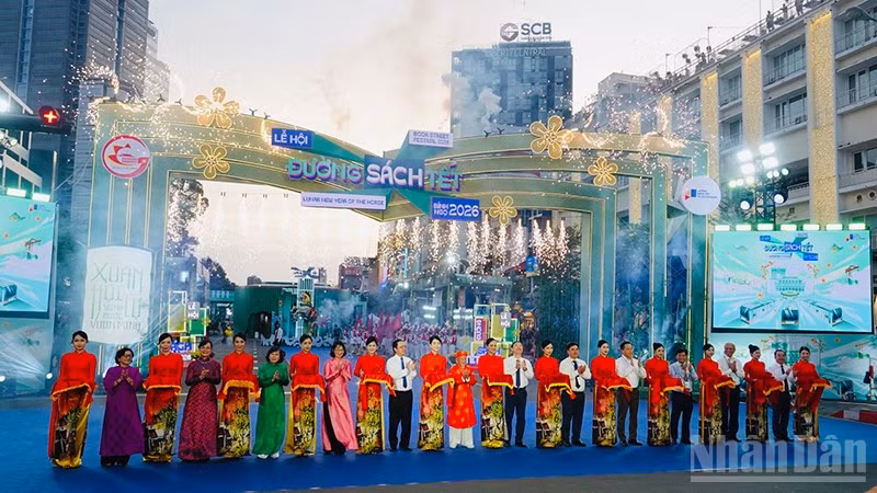 Các đại biểu thực hiện nghi thức cắt băng khai mạc Lễ hội. (Ảnh: LINH BẢO)