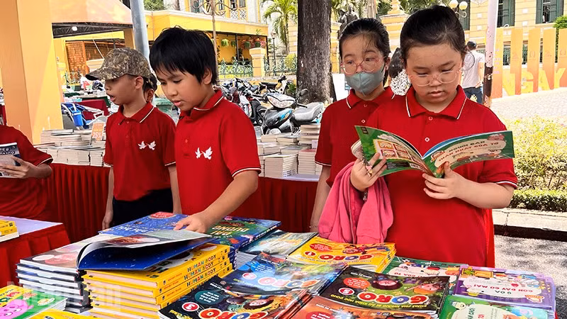 Các em thiếu nhi có dịp tham gia các hoạt động liên quan văn hóa đọc tại Ngày Sách và Văn hóa đọc lần 5 trên địa bàn Thành phố Hồ Chí Minh. (Ảnh: LINH BẢO)