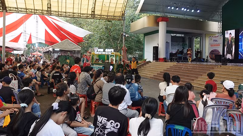 Thảo Cầm Viên Sài Gòn luôn thu hút du khách vào các dịp nghỉ lễ, Tết. (Ảnh: Linh Bảo).